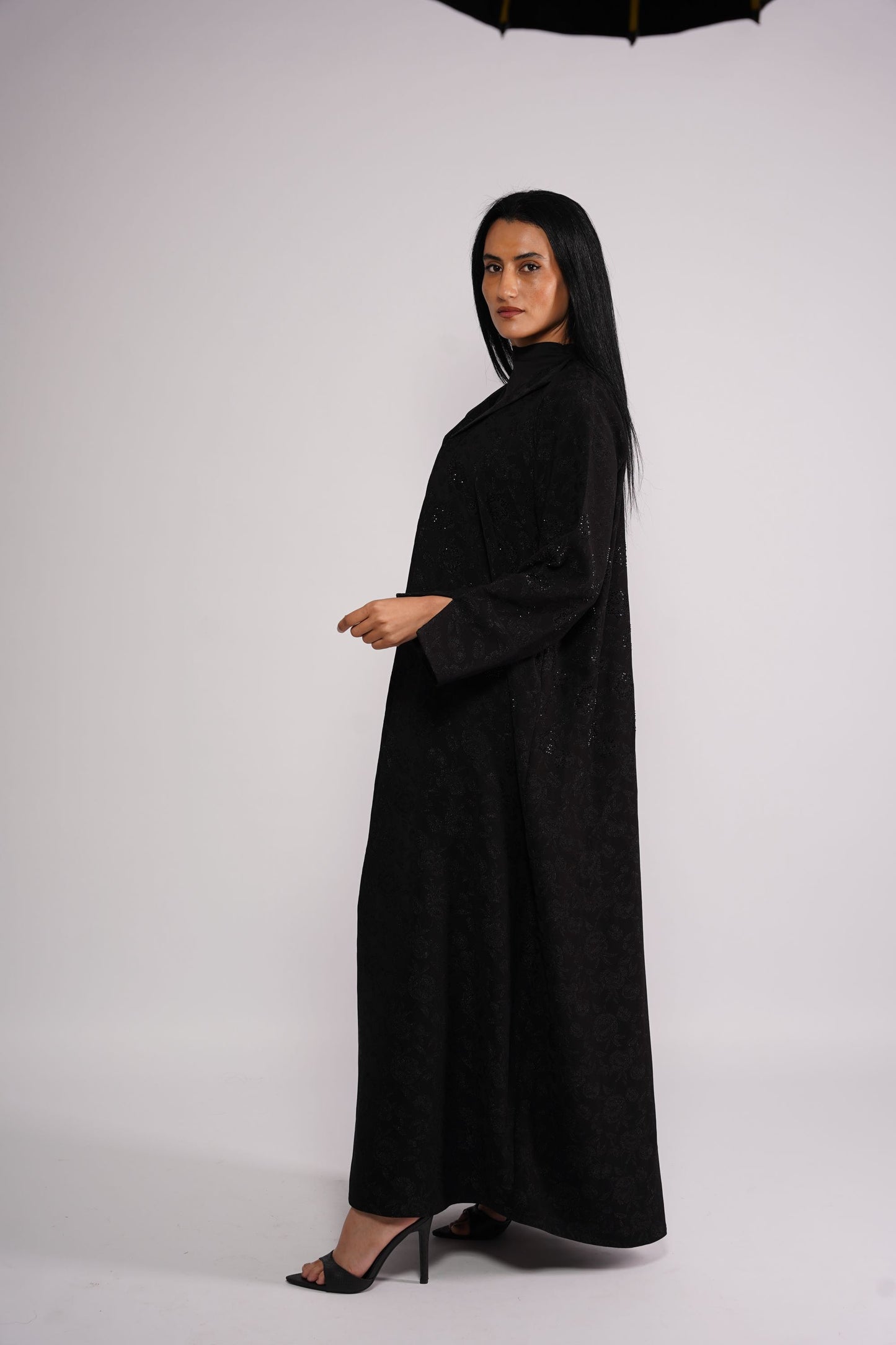 Abaya with floral patterns and stones
