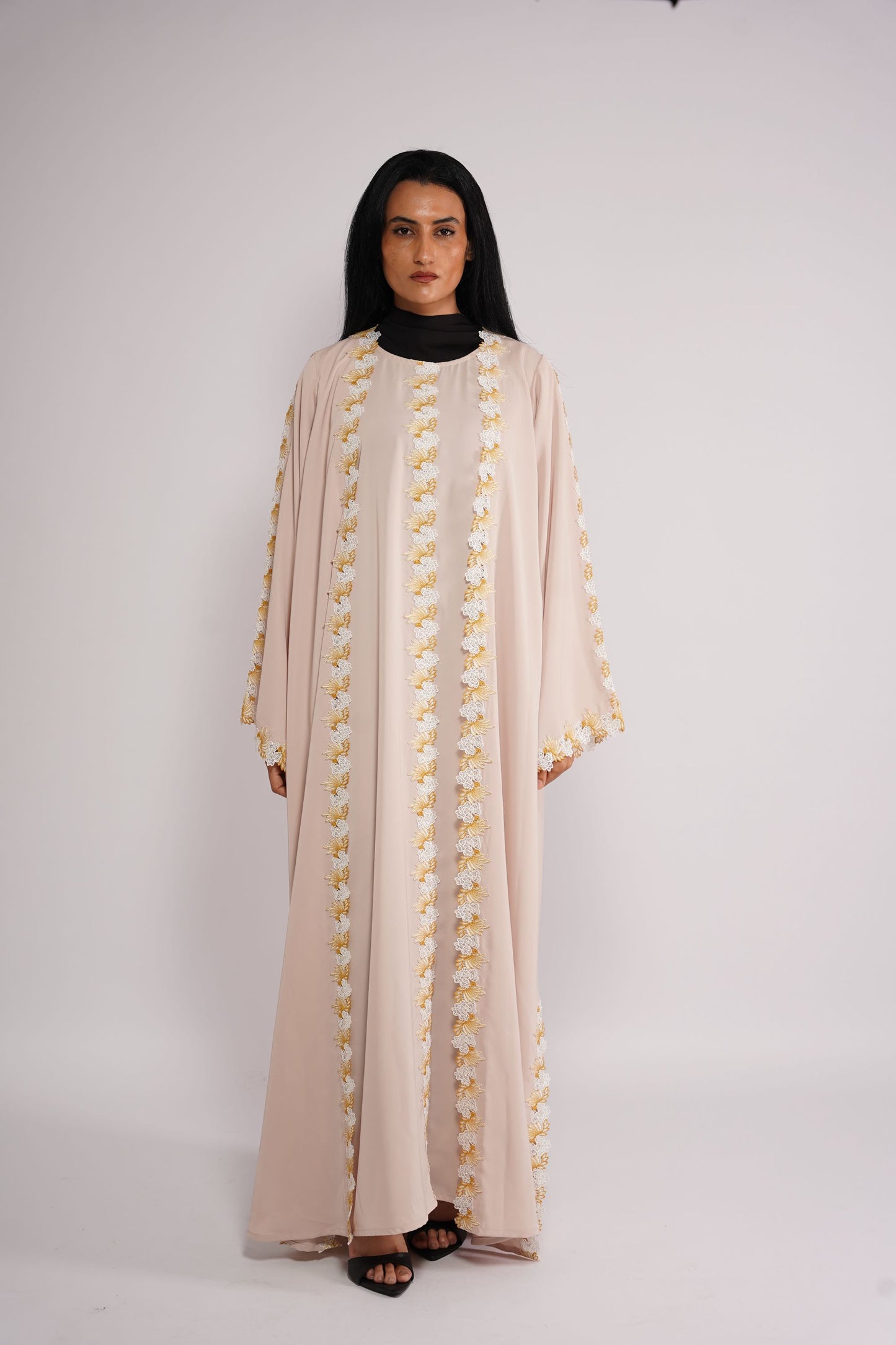 Abaya in nada fabric with floral lace patterns