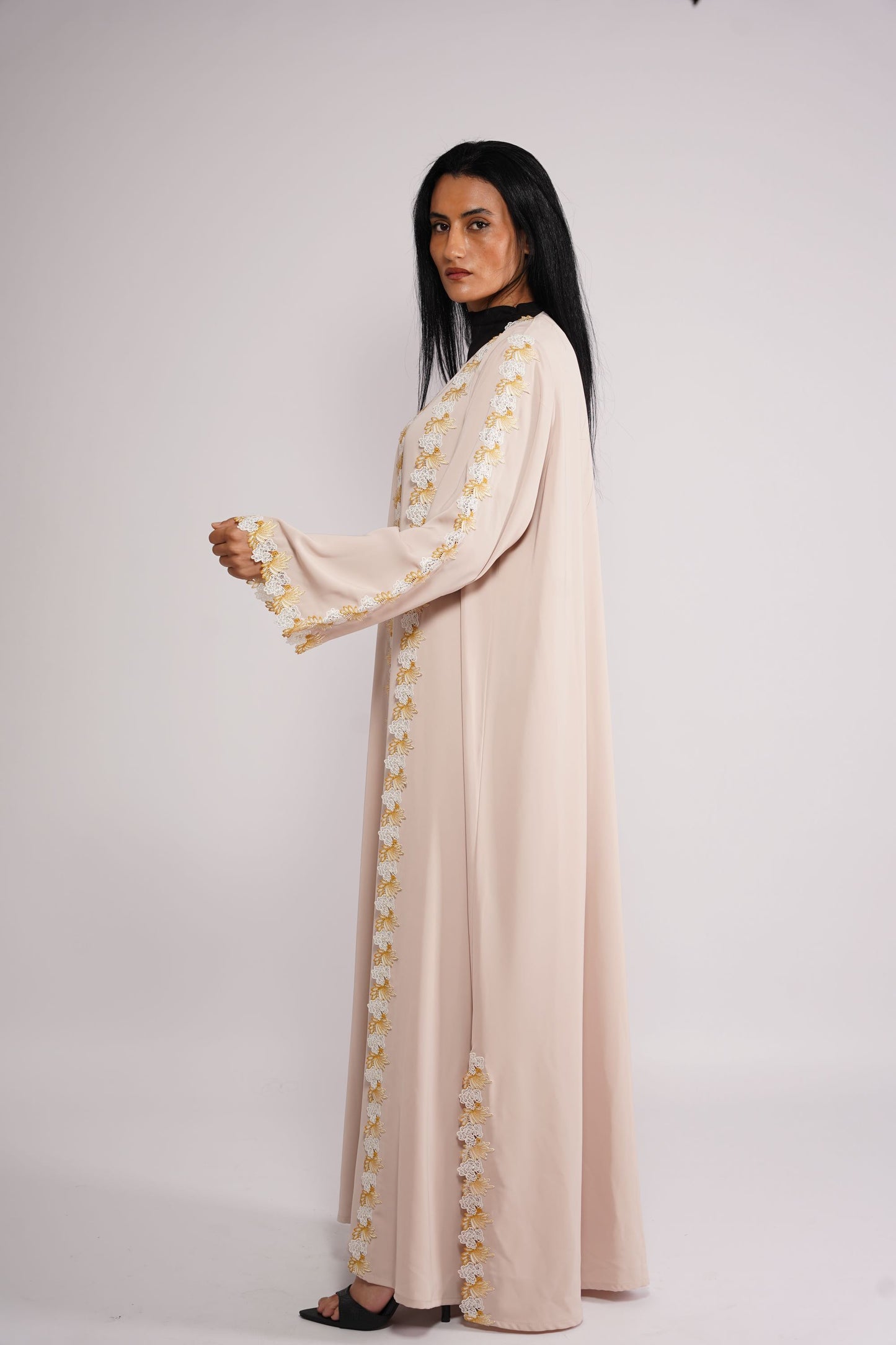 Abaya in nada fabric with floral lace patterns