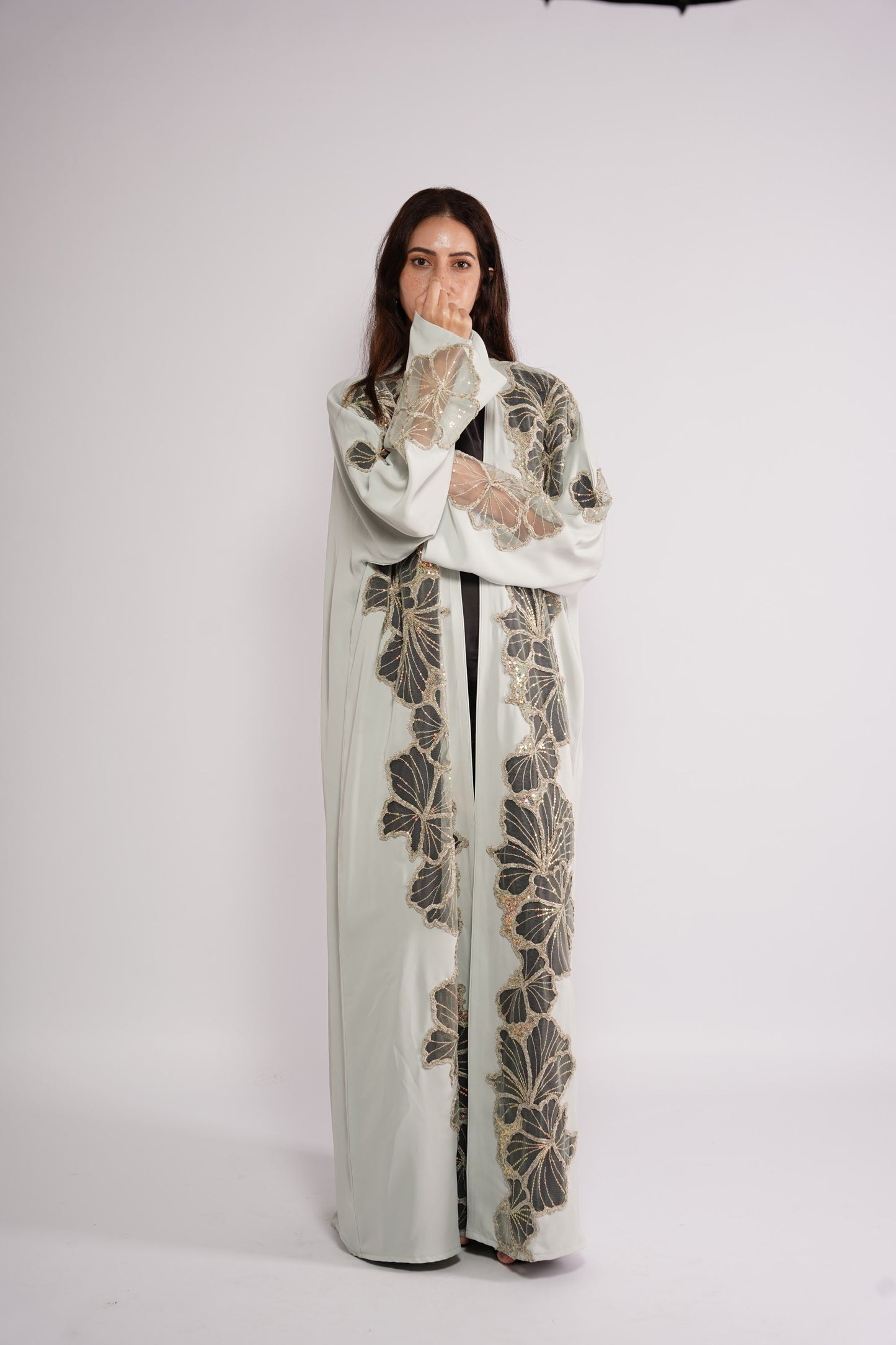 Abaya in nada fabric with sequins floral patterns