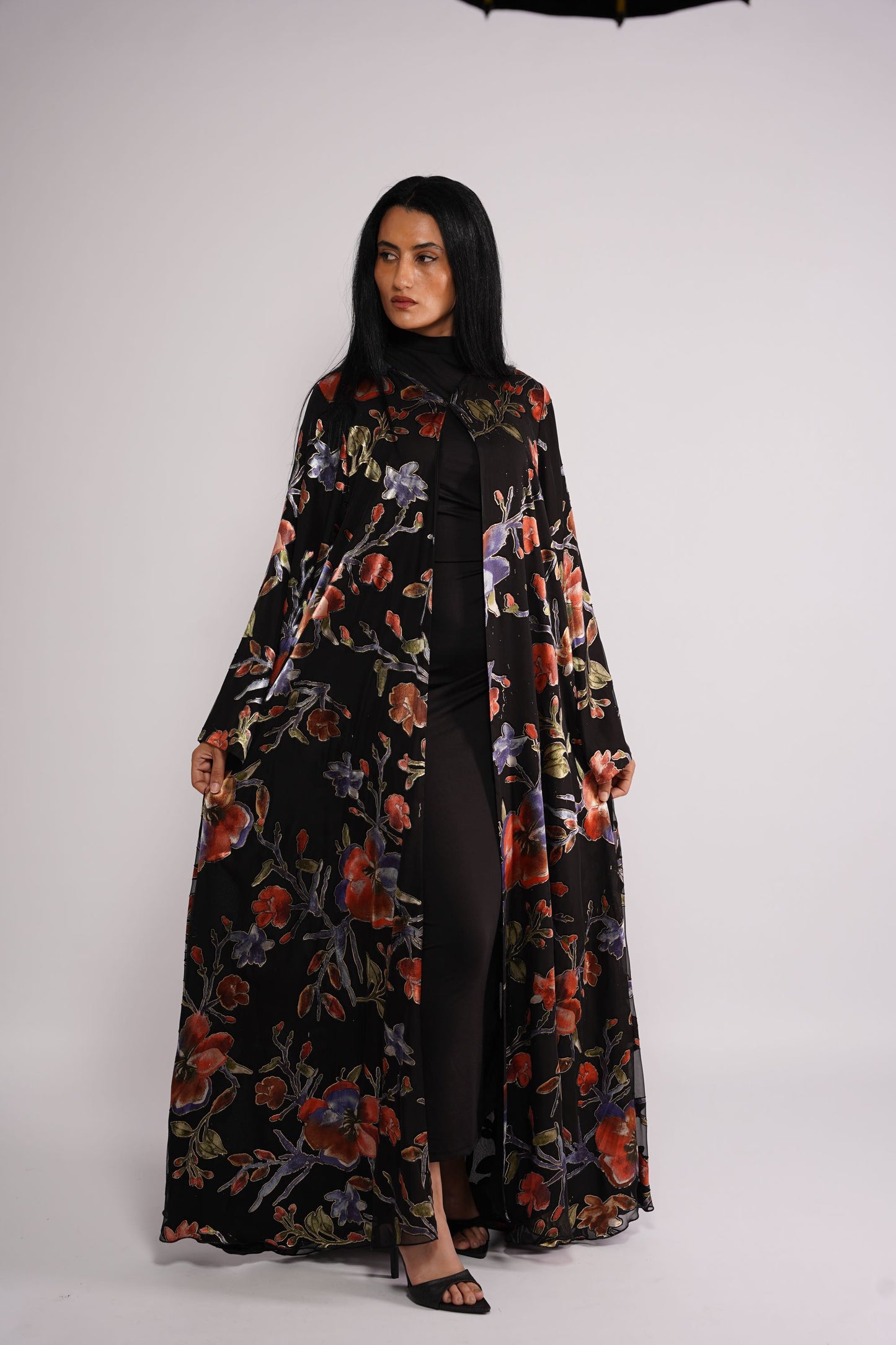 Abaya in nada crepe with floral patterns