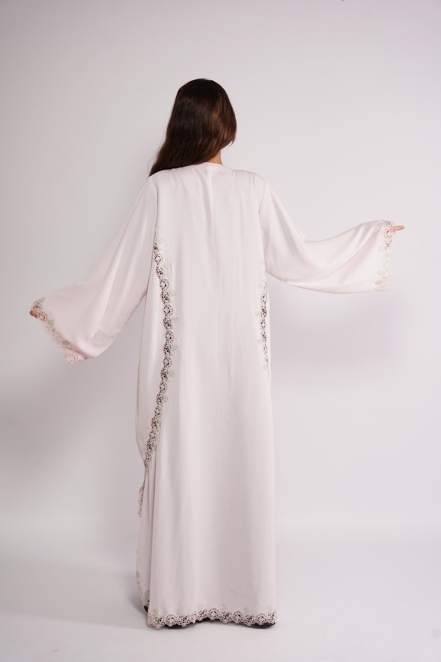 Abaya in nada fabric with floral lace patterns