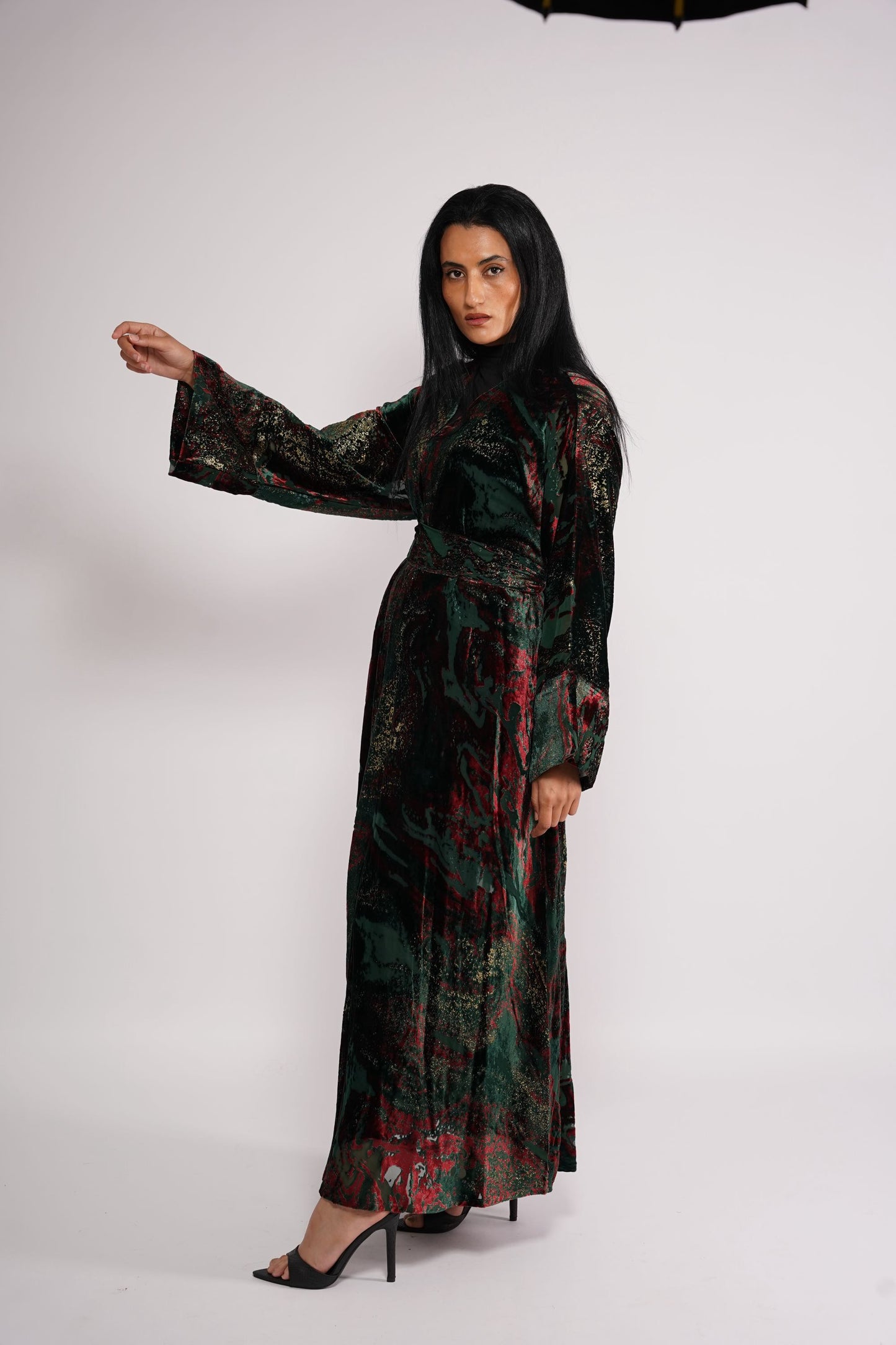 Abaya in velvet fabric gold dusting effect