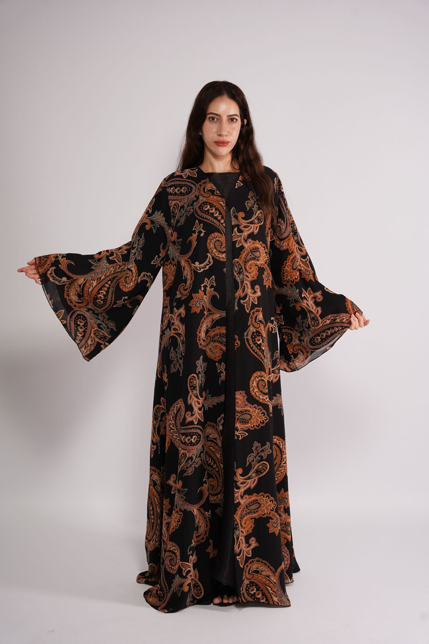 Abaya in crepe fabric with mustard effects