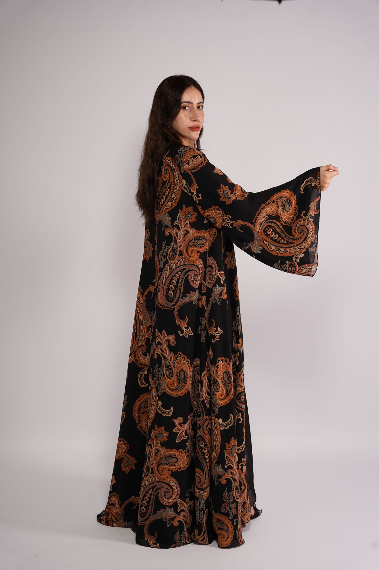 Abaya in crepe fabric with mustard effects